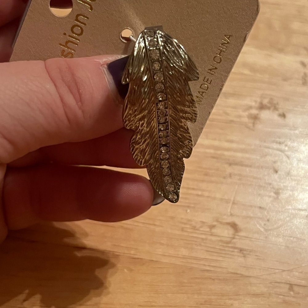 Silver Fashion Jewelry Leaf Ring
As is Final Sale, no refunds. - Picture 5 of 6